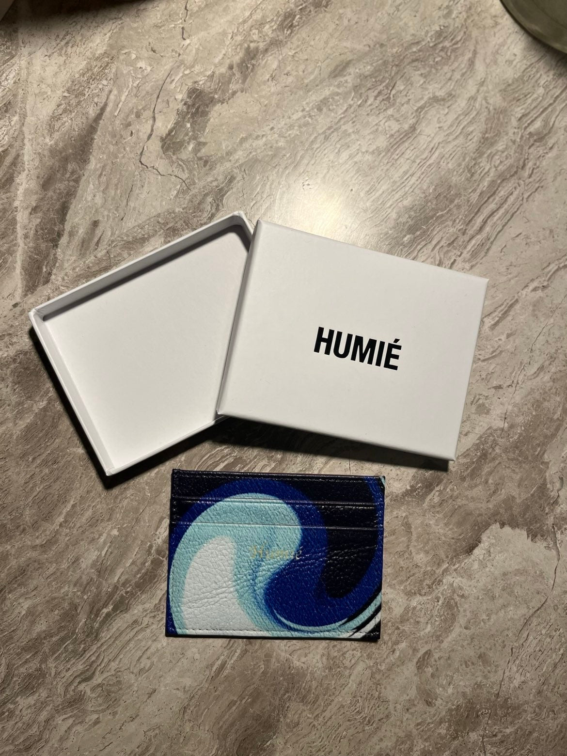 Humié korthållare